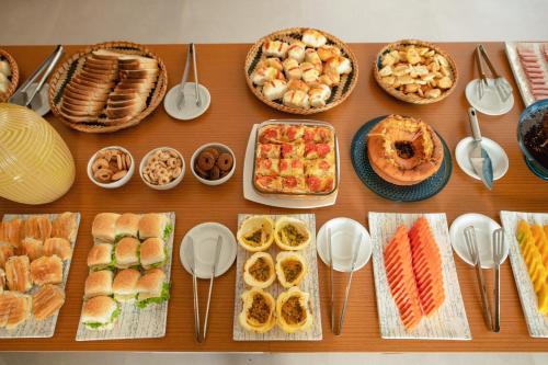 un tavolo apparecchiato con tanti tipi diversi di cibo di MANA BEACH EXPERIENCE by AFT Porto de Galinhas, Muro Alto a Porto De Galinhas