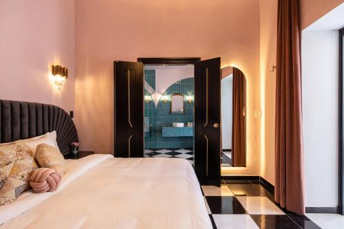Ένα ή περισσότερα κρεβάτια σε δωμάτιο στο HOLT Hotel De Mi Independencia King Room