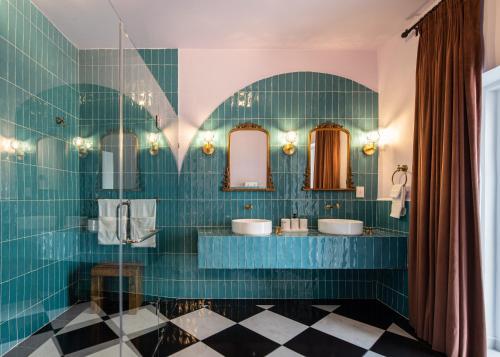 Ένα μπάνιο στο HOLT Hotel De Mi Independencia King Room