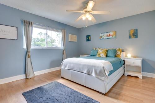 ein blaues Schlafzimmer mit einem Bett und einem Deckenventilator in der Unterkunft Pet-Friendly Orlando Home Near Hospitals in Orlando