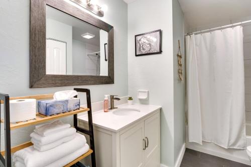 ein Bad mit einem Waschbecken und einem Spiegel in der Unterkunft Pet-Friendly Orlando Home Near Hospitals in Orlando