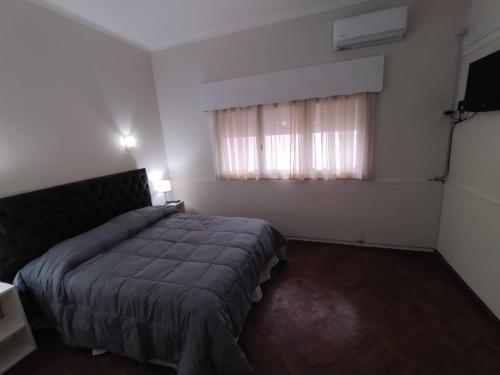 Ein Bett oder Betten in einem Zimmer der Unterkunft Vivi San Rafael, centrico, con cochera