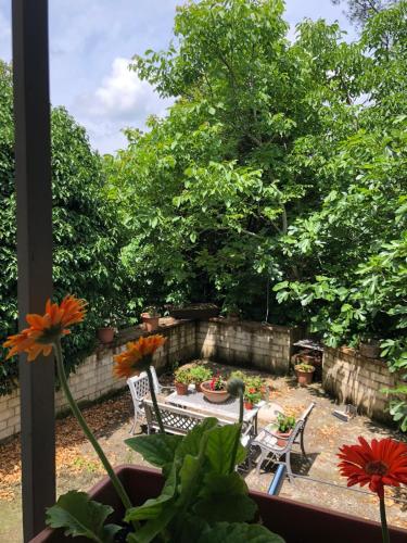 a patio with two chairs and a table with flowers at A Uardia in Tora