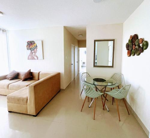 uma sala de estar com um sofá e uma mesa de vidro em Dpto 3 hab en Piura - GARDEN 360~ em Piura