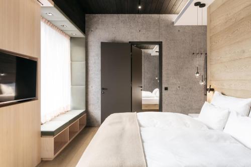 a bedroom with a large white bed in a room at Refugium Lunz in Lunz am See