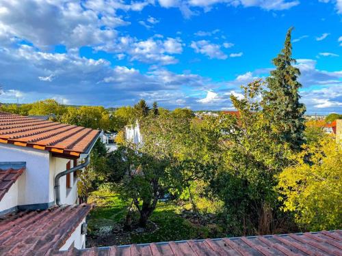 a view from the roof of a house at Herzensort - idyllisches Gästehaus für 2 im Garten in Rödermark