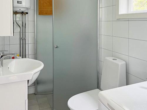 een badkamer met een toilet en een wastafel bij Holiday home VÄRMDÖ V in Värmdö