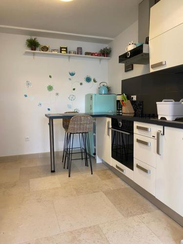 una cocina con encimera y mesa. en Apartment Paris, en Njivice