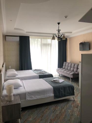 duża sypialnia z 2 łóżkami i kanapą w obiekcie White-House w mieście Ureki