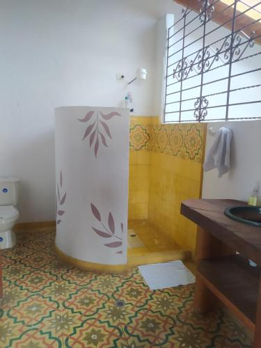 ヘリコにあるCasa Republicana en Jericóのバスルーム(シャワー、トイレ、シンク付)