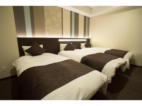 two beds in a hotel room with at HOTEL LANTANA OSAKA - Vacation STAY 44968v in Osaka