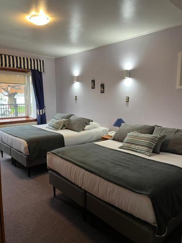 1 Schlafzimmer mit 2 Betten und einem Fenster in der Unterkunft Montepiedra Costanera Valdivia in Valdivia