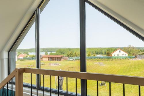- une vue depuis le balcon d'une maison avec fenêtres dans l'établissement Rybical 42, à Rybical