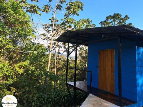 Un jardín fuera de Cabaña Montezion Bijagua