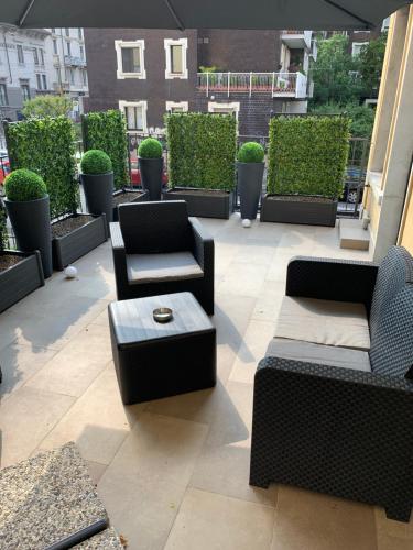 d'une terrasse avec des canapés, des chaises et une table. dans l'établissement Milan Center Apartment Studio - Porta Romana, à Milan