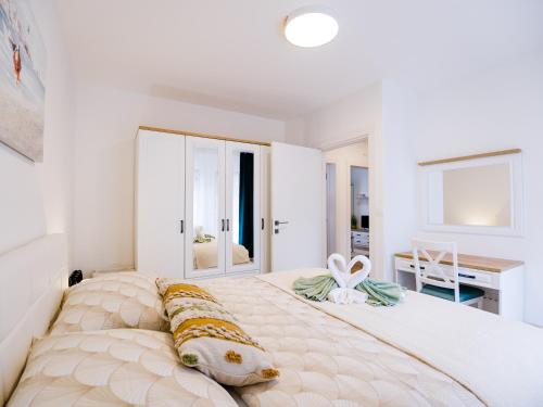 een slaapkamer met een groot bed met een kussen erop bij Tonka Apartment in Pula