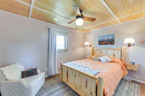 Giường trong phòng chung tại Family-Friendly Lander Home Rental Yard, Patio!