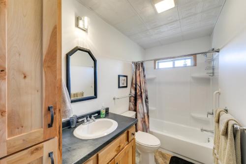 蘭德的住宿－Family-Friendly Lander Home Rental Yard, Patio!，浴室配有盥洗盆、卫生间和浴缸。