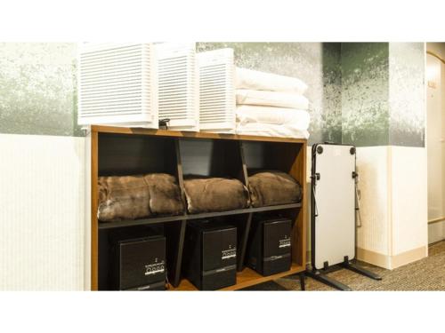 a room with a shelf with towels and a window at Hotel AreaOne Wadayama - Vacation STAY 10557v in Asago
