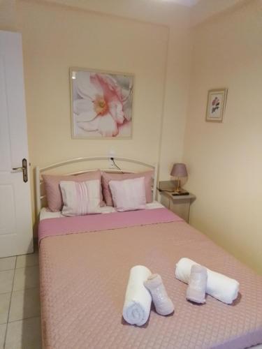ein Schlafzimmer mit einem Bett mit zwei weißen Handtüchern darauf in der Unterkunft IL TRAMONTO APARTMENTs 2 in Kanali