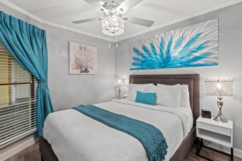 Кровать или кровати в номере New - Waterfront Renovated beauty with heated pool