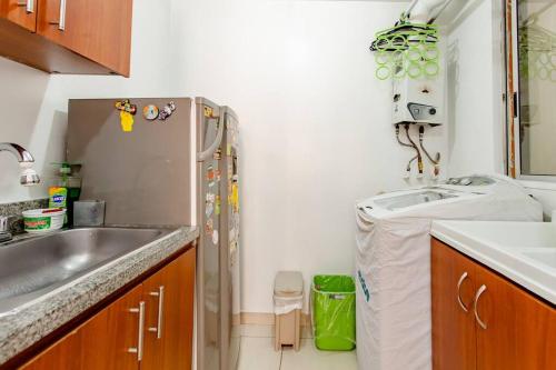 een keuken met een wastafel en een koelkast bij Acogedora habitación en un punto central de Bogotá in Bogota