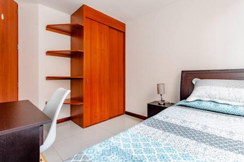 Un pat sau paturi într-o cameră la Acogedora habitación en un punto central de Bogotá