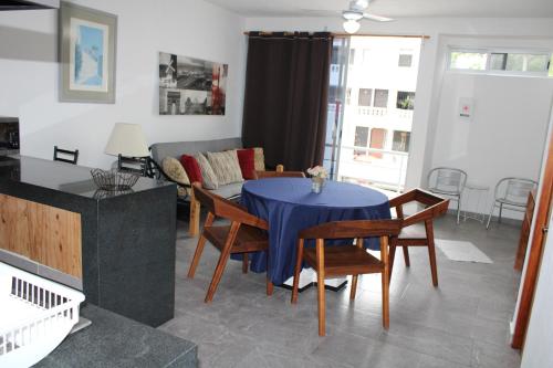 sala de estar con mesa azul y sillas en Centrico Departamento 201 en Cancún