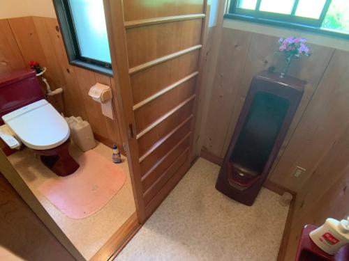 an overhead view of a small bathroom with a toilet at Inadani Villa - Vacation STAY 14589 in Ina