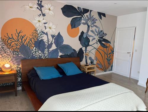 アントレーグ・シュル・ラ・ソルグにあるLe Mas des Platanesのベッドルーム1室(花の壁画が壁に施されたベッド1台付)