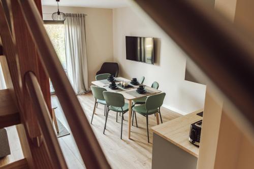 a dining room with a table and chairs in a room at lotniarzy 15 domy z widokiem na morze in Trzęsacz