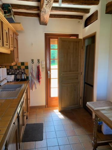 - une cuisine avec une porte en bois et un comptoir dans l'établissement Wijitta, à Auquemesnil