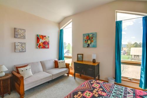 sala de estar con sofá y ventana en Sunny Pagosa Springs Home with Deck and Fire Pit en Pagosa Springs