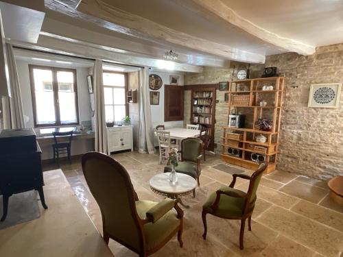 un salon avec une table et des chaises dans l'établissement Rue de la Tour du Pin, à Fontaine-Française