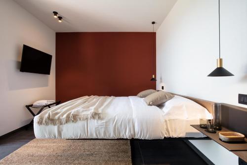 Una cama o camas en una habitación de Agriturismo Podere Cavaga Lago d'Iseo Agribio Winery