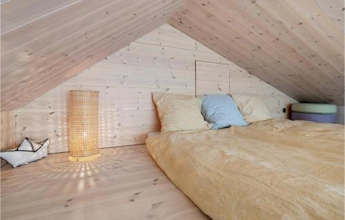 uma cama num quarto com tecto em madeira em Gorgeous Apartment In Aarhus C With Harbor View em Aarhus
