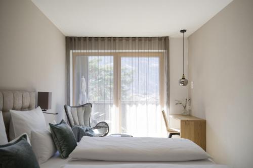 - une chambre avec un lit et une grande fenêtre dans l'établissement Residence Sonja - Apartment Picea, à Rablà