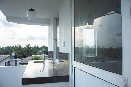 d'une cuisine avec évier et d'une fenêtre avec vue. dans l'établissement Sanmi Home Rentals Battaramulla, à Battaramulla