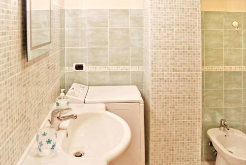 ein Bad mit einem Waschbecken und einem WC in der Unterkunft Casa Tiziano in Cagliari