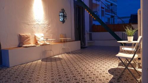a room with a balcony with a table and chairs at A Casa do Tenente in Faro