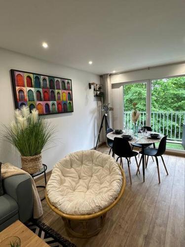 un salon avec un canapé et une table dans l'établissement La Parenthèse, à Rouen