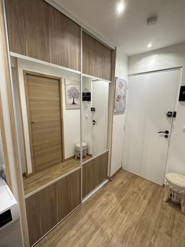 une salle de bain avec douche et toilettes dans l'établissement La Parenthèse, à Rouen