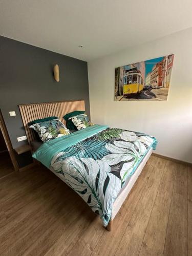 une chambre avec un lit et un tableau au mur dans l'établissement La Parenthèse, à Rouen