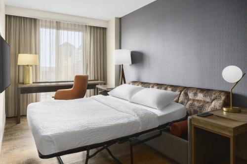 une chambre d'hôtel avec un lit et un canapé dans l'établissement Residence Inn Austin Downtown / Convention Center, à Austin