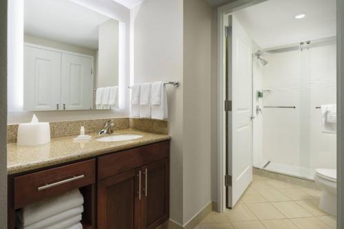 La salle de bains est pourvue d'un lavabo et d'une douche. dans l'établissement Residence Inn Austin Downtown / Convention Center, à Austin