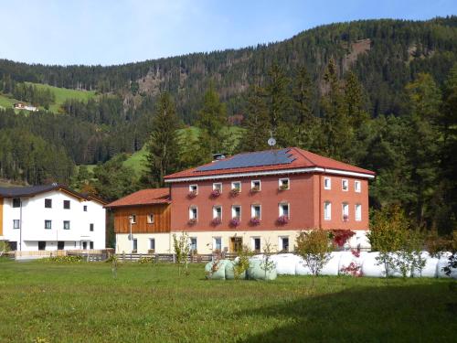 ein großes Gebäude in der Mitte eines Feldes in der Unterkunft Villa Vidal in Niederdorf