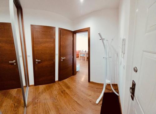 Habitación vacía con 2 puertas y suelo de madera. en Modern apartment, 300m from Main Street and Aupark, en Košice