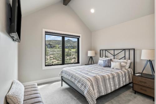- une chambre blanche avec un lit et une fenêtre dans l'établissement The Luxurious Ranch Life, à Powell Butte