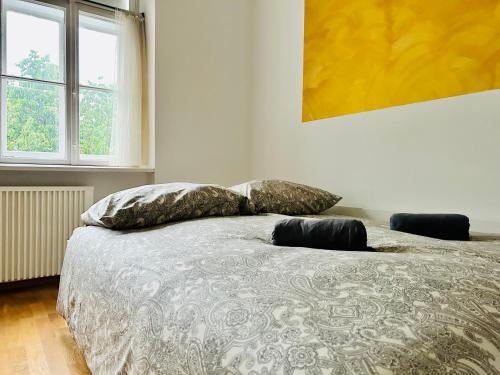 um quarto com uma cama com duas almofadas em Cosy & Central - Free Parking - Free Netflix em Viena