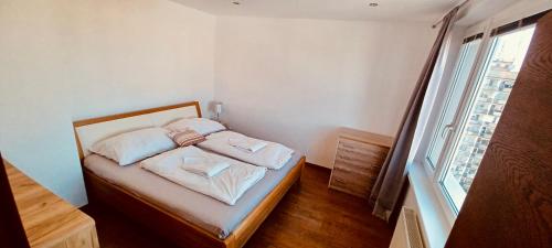 1 dormitorio con 1 cama con 2 almohadas en Modern apartment, 300m from Main Street and Aupark, en Košice